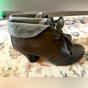 Size 7.5 Leather Hush Puppies
